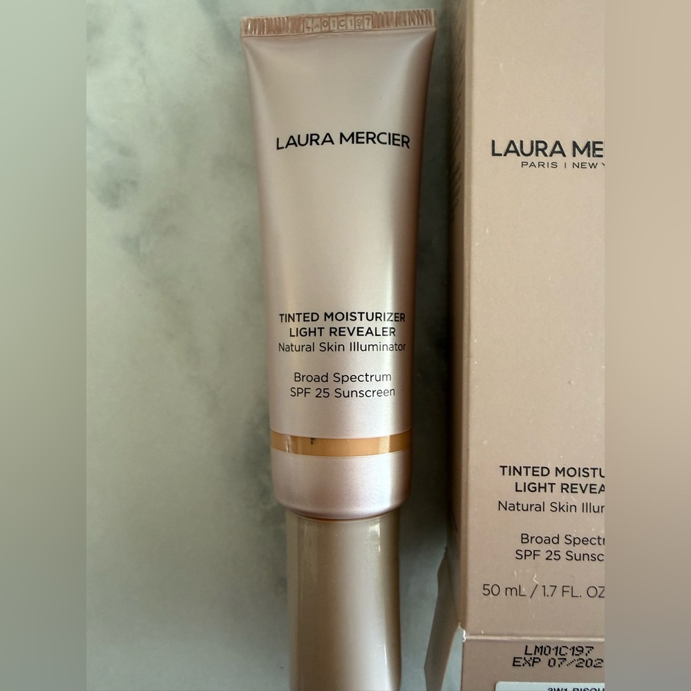 Laura Mercier Tinted Moisturizer Light Revealer - Cream Shade Bisque - Picture 6 of 11